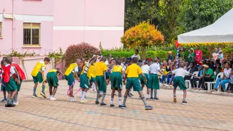 Hula hoop chain race
